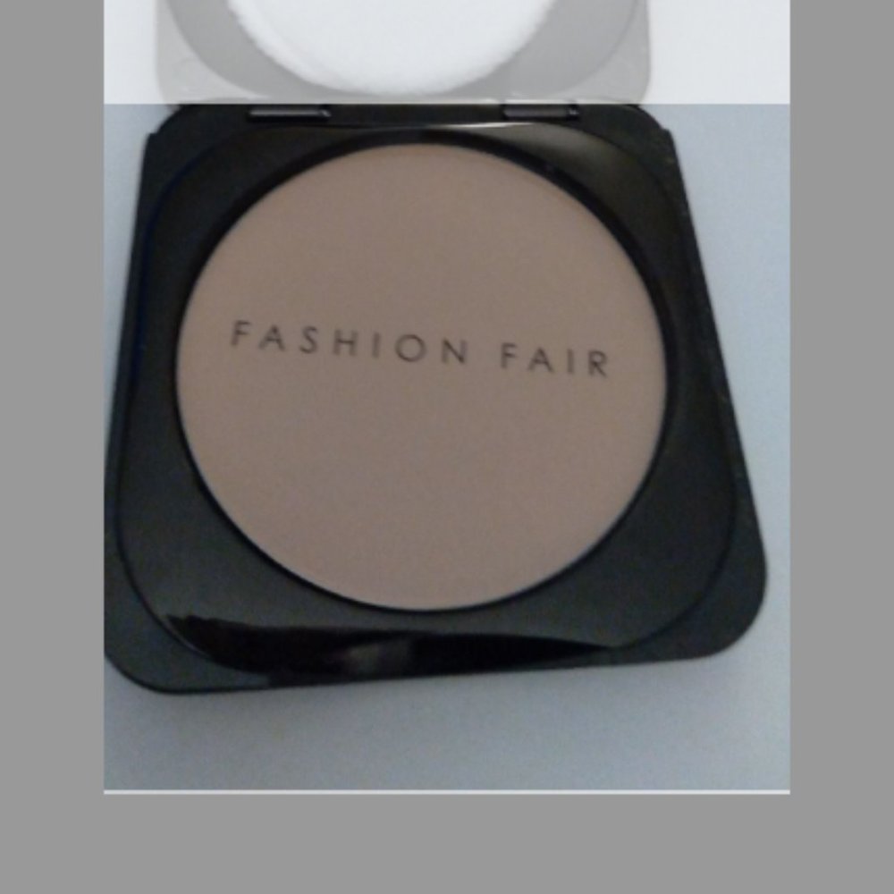 Fashion Fair Oil Control Pressed Powder in Fawn New without box